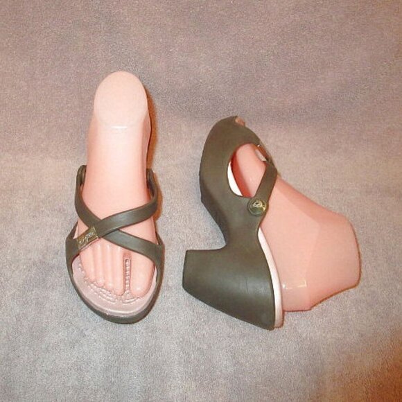 Crocs CYPRUS IV High Heel Size 9 SANDALS Black SLIP ON Strappy COMFORT Mushroom - Picture 1 of 11